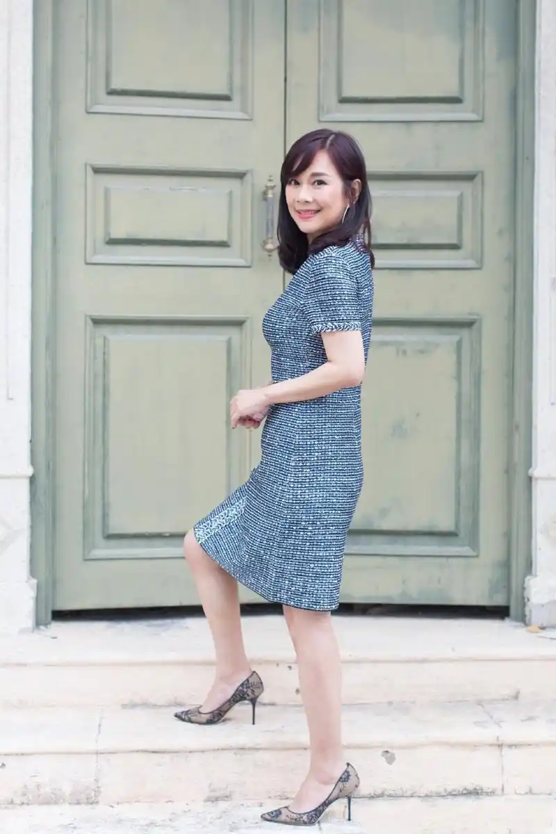 49岁陈松伶自然老去,灰蓝小香风裙高雅大方,中年发福但气质迷人