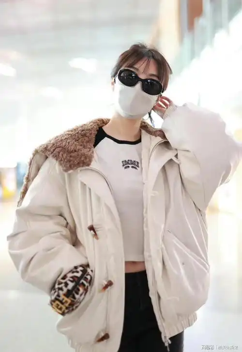 李菲儿走机场穿白色翻毛领夹克搭黑色牛仔裤清新时尚显身材