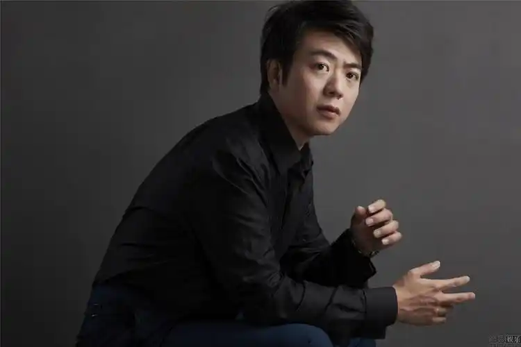 那英1967年出生于辽宁省沈阳市,家世显赫,其父那红生不仅是叶赫那拉氏