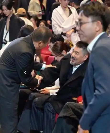 善恶到头终有报53岁陈建斌坐着跟丁勇岱握手网友腿是废了吗