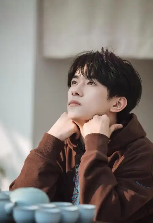 朋友请听好易烊千玺帅气剧照图片