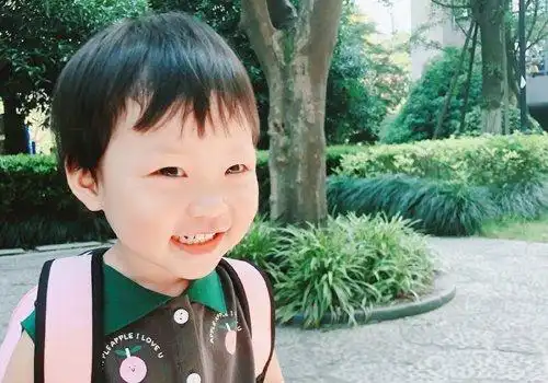 打算继续给女儿梳露耳短发,即这款眉上齐刘海短直发发型,把小女孩的