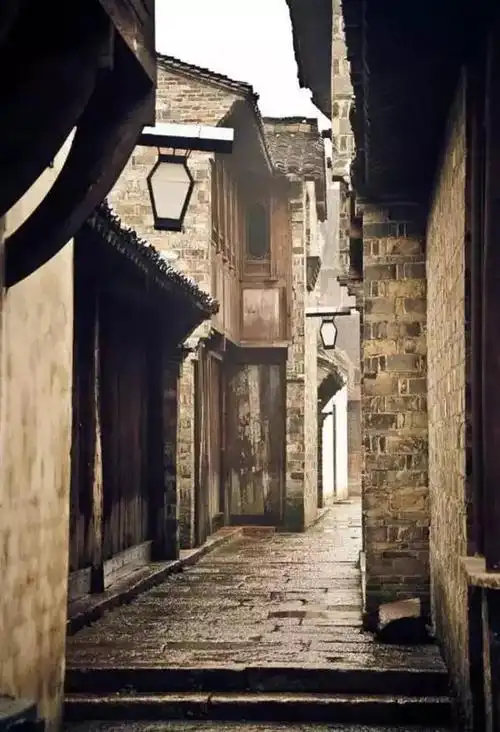 墙壁斑驳,青藤曼曼只为将你寄入弦声弹出一段情到一个偏僻的小巷中