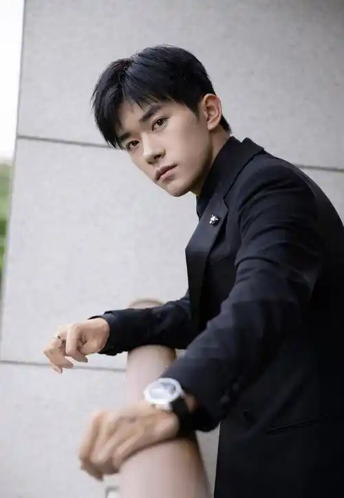 易烊千玺不愧能火,穿黑色西装配金色身材针,骨子里透着文雅