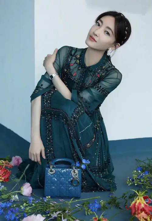 王丽坤穿绿色系连衣裙搭配蓝色系手拎包时尚又吸睛