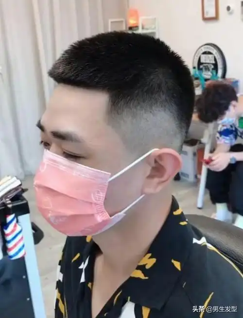 男生头大脸大适合什么发型好看(头大脸大男生适合什么发型短发)-天晟