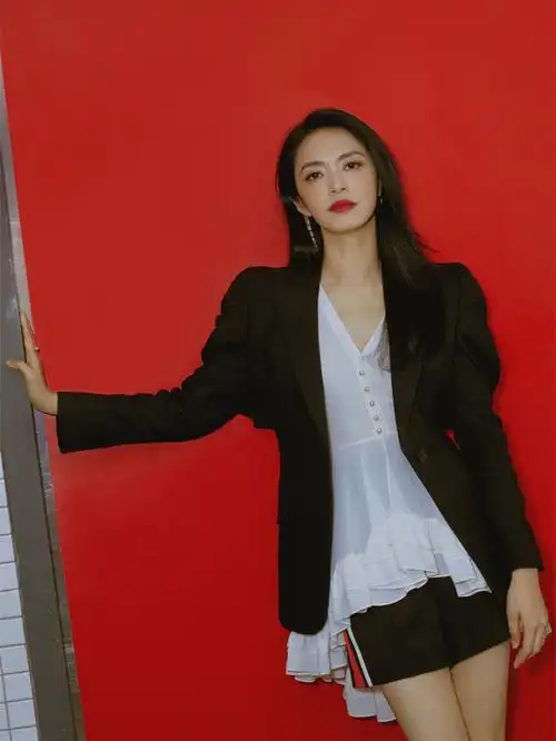 姚晨衣品不下线西装配热裤秀起美腿混搭穿法更减龄