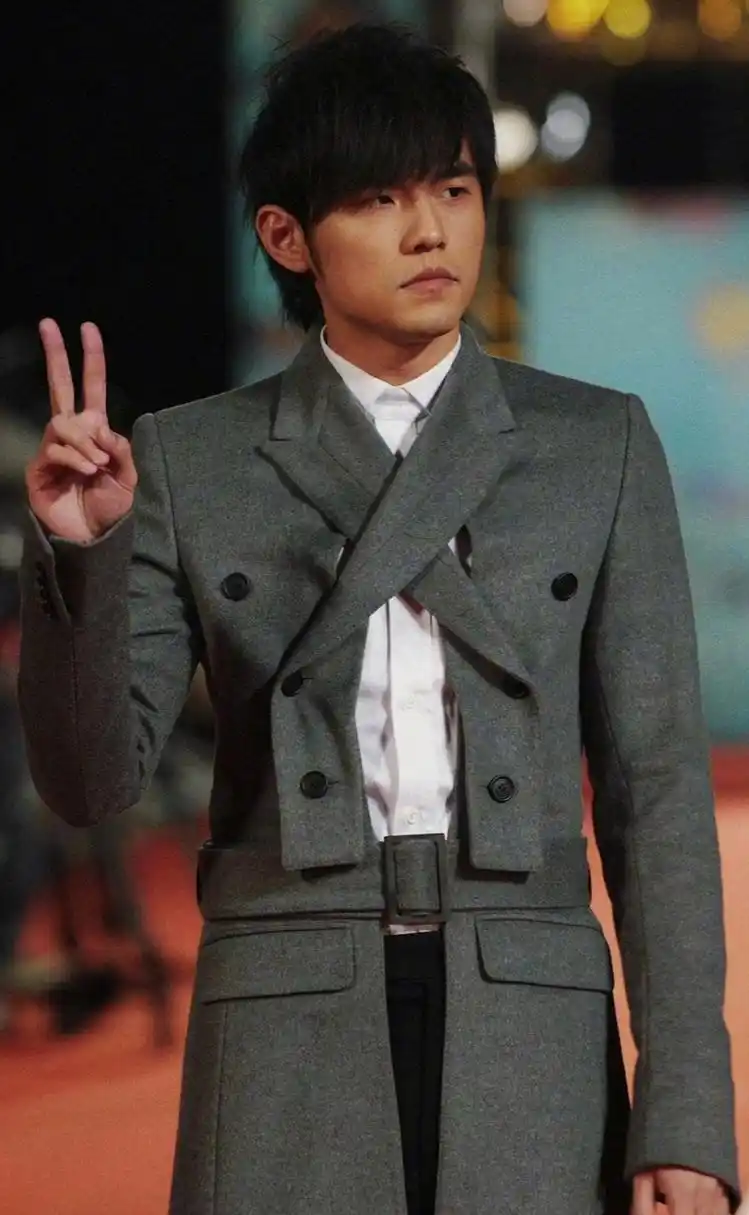 周杰伦的发型好像一直没怎么变过.