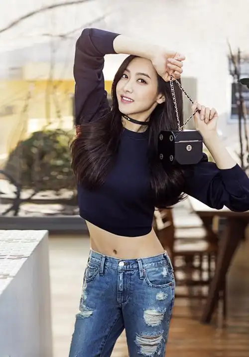 宋茜登杂志开年封面造型百变又有范儿