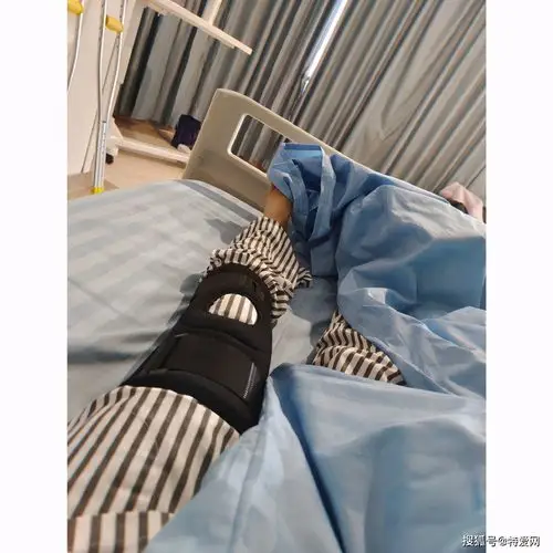 近日,主播薇娅在社交圈发文:"一切安好,过两天见",同时晒出了一组住院