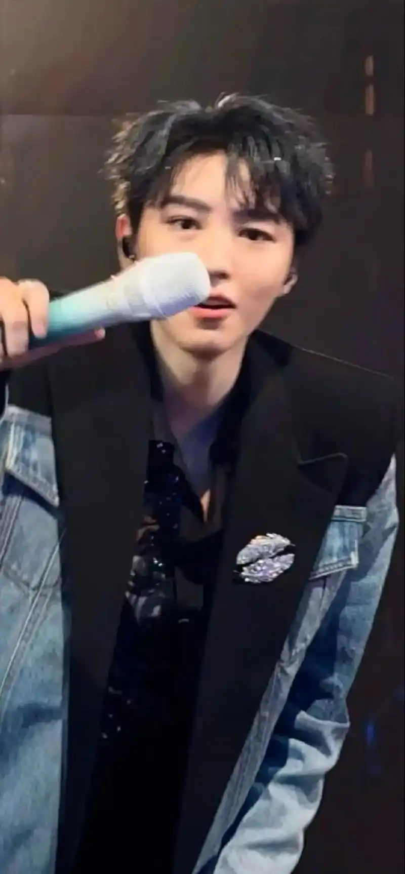 话筒给你 开始唱#王俊凯 #王俊凯江苏卫视跨年舞台 #王俊凯