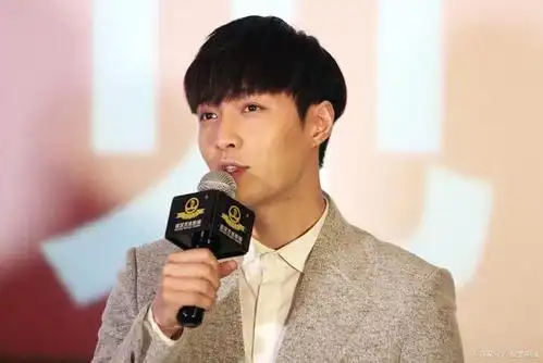 张艺兴1991年10月7日出生于湖南省长沙市,中国内地流行乐男歌手