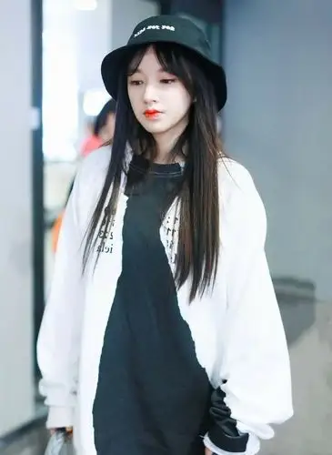 果然不负"奶潇"之名,把奶糖卫衣当裙子穿,这身材不敢同框