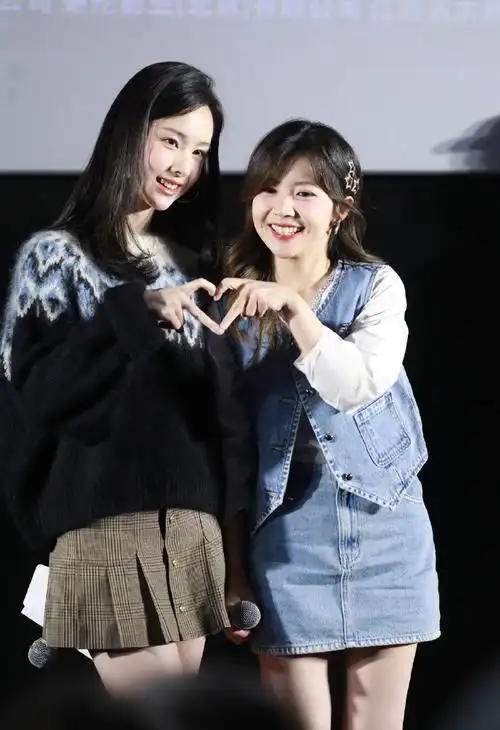 陈都灵赖美云可爱五连拍太甜了##赖美云花千骨首映礼造型