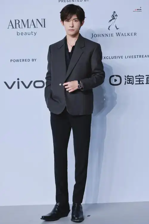 tfboys-易烊千玺身穿3732343138压轴亮相智族gq moty年度