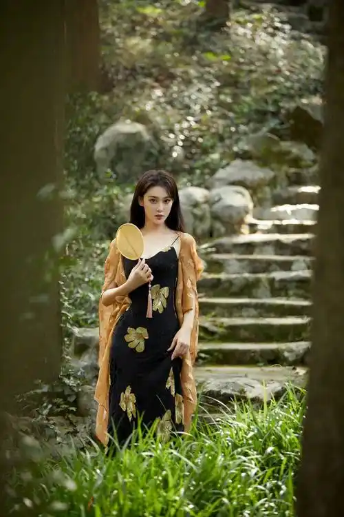 "军嫂"张馨予好贵气,穿黑金刺绣长裙似女王,丰润身材太诱人_服装_面料