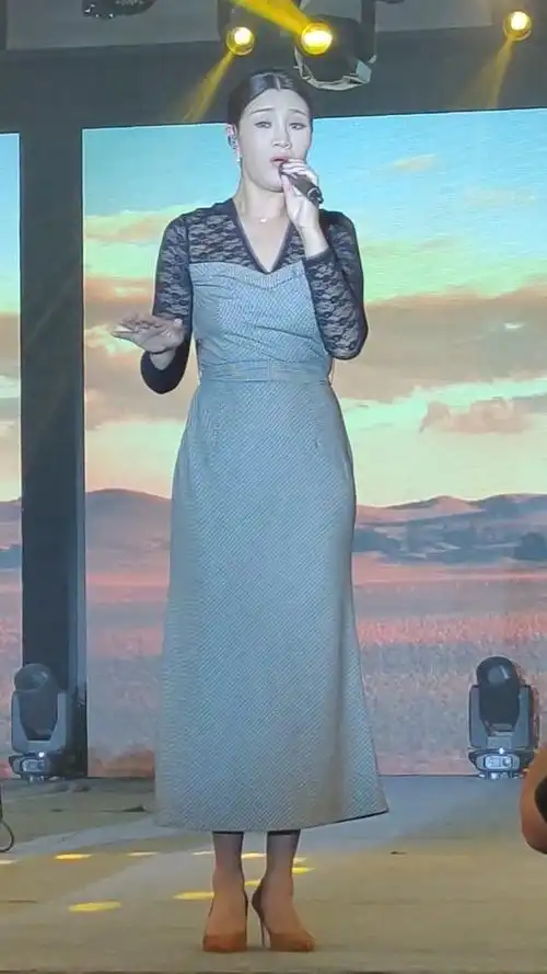 降央卓玛演唱草原上升起不落的太阳