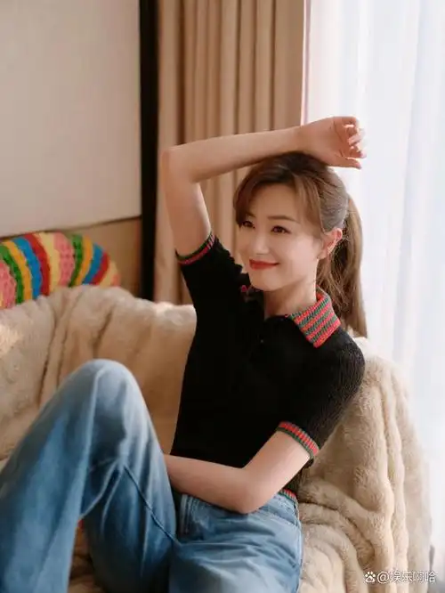 万茜龙年时尚秀大衣搭配牛仔裤手持龙年糖画送祝福