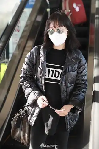 闫妮黑超遮面现身机场紧身裤勾勒优美身形