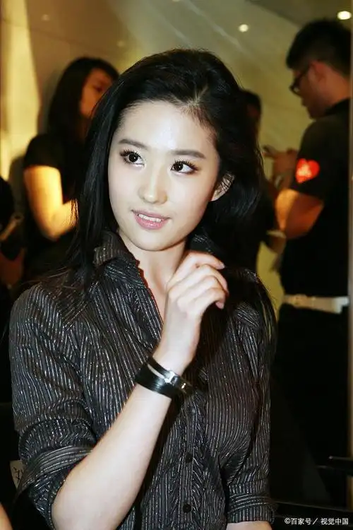 刘亦菲的美貌无人不知,刘亦菲拥有与众不同的气质,即使穿着最朴素的