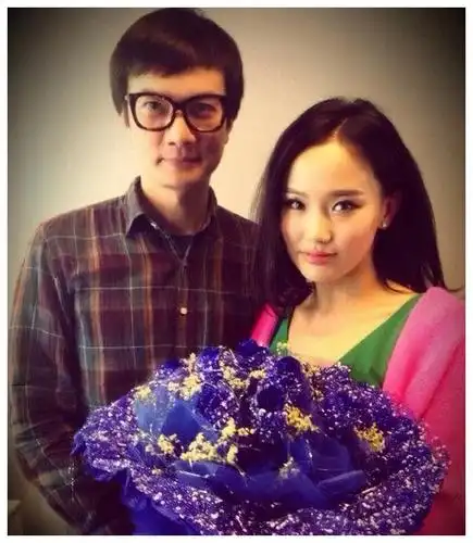 惊鸿一面mv中,许嵩书生气质,黄龄长发披肩,这次恋情实锤了?__财经头条