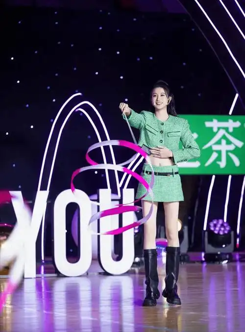 孙杨妻子张豆豆火出圈!一身露腰格子裙大长腿吸睛!