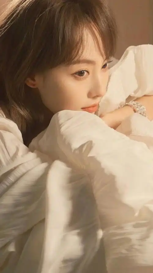 张嘉倪美图欣赏,俏皮可爱,爱得起放得下__财经头条