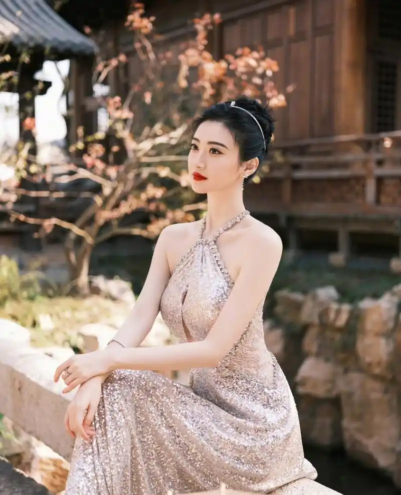 景甜,人间富贵花不是说说而已,长相非常的大气,气质优雅,皮肤白皙