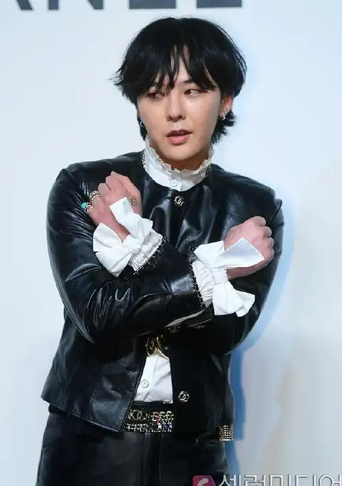 曾经是韩国爱豆停留的权志龙最新生图来了,但是在看完他的这组照片