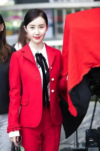 舒畅穿大红西装独具魅力帅过身边的男神孙坚