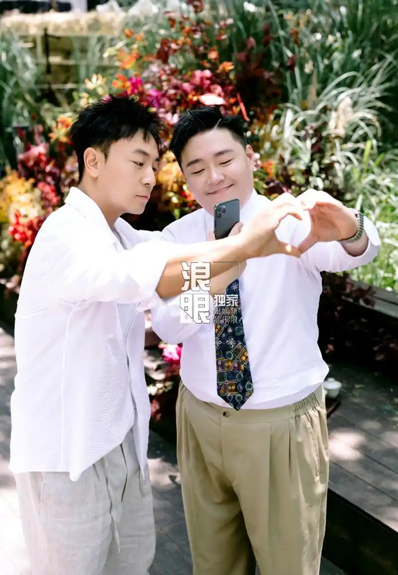 释小龙给郝劭文当伴郎# 5月15日,郝劭文与妻子林宁瑞举行婚礼,好兄弟
