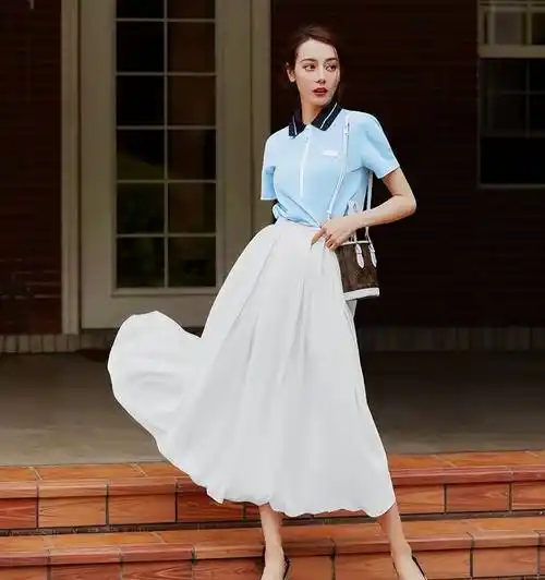 迪丽热巴周末摘草莓,穿百元卫衣卫裤好朴素,拿鸡蛋大草莓超开心_造型