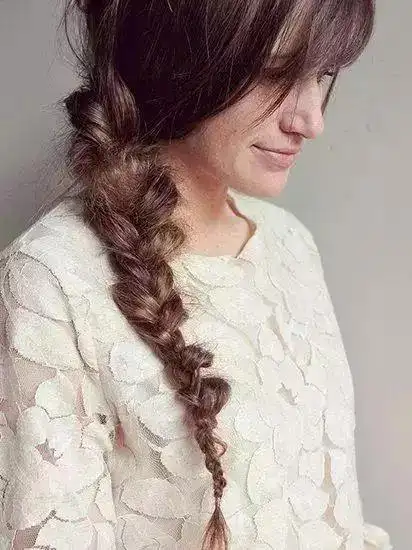 2,邻家女孩蓬松麻花辫