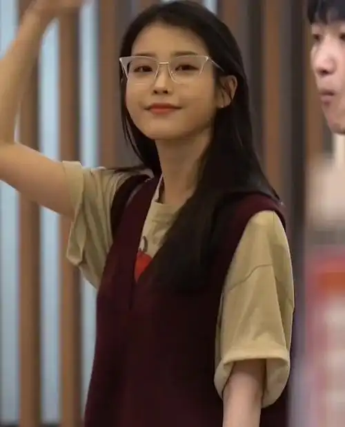 李智恩iu素颜出行,当她撩起头发露出脖颈那一刻,全网服务器都瘫痪了!