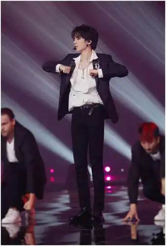 王俊凯beautiful舞台好绝,黑白极致配