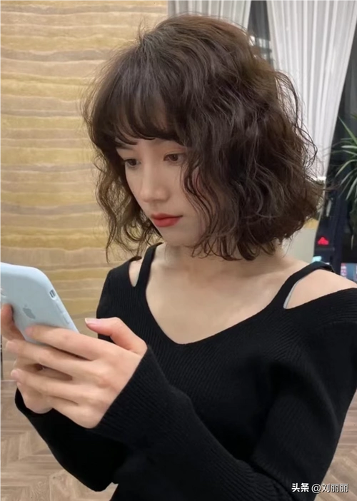 即显嫩#让你笑着走出这个理发店(小长脸适合什么发型女图片) - 冷求网