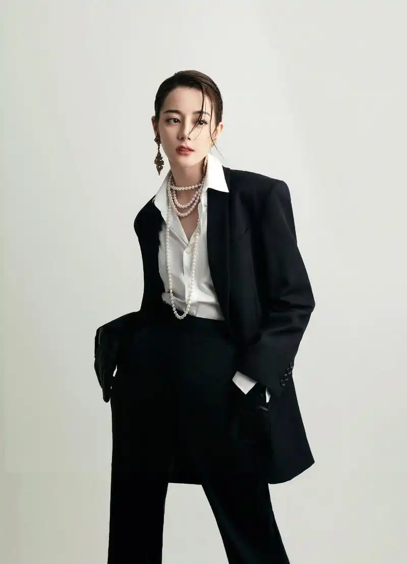 迪丽热巴最新造型,西装配珠宝,果敢热烈,淡定从容