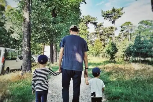 娇妻晒靳东父子近照,靳东手牵俩儿子,三人光脚玩水超有爱