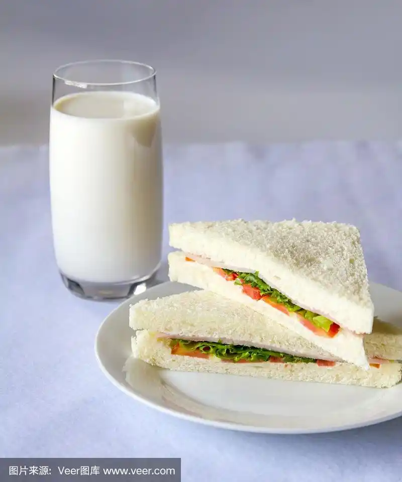 三明治和牛奶杯.