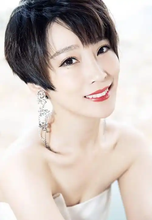 原创谢楠真是短发女神穿抹胸连衣裙凹造型不丰满但也可以性感