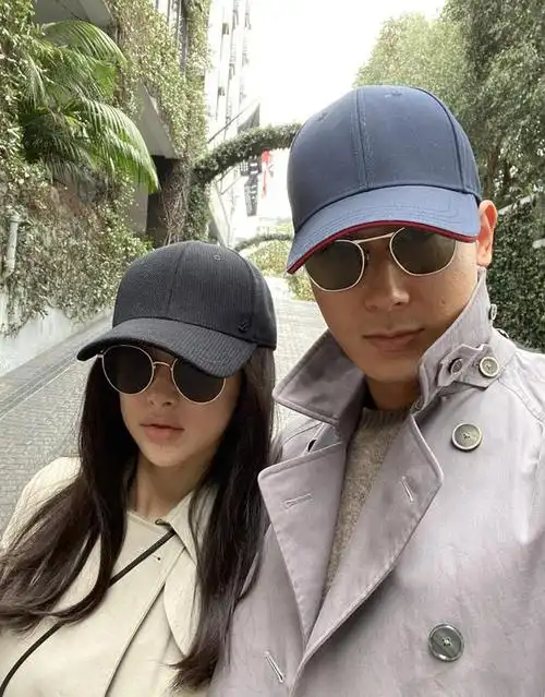 朱珠和老公喝下午茶!穿搭时髦自带高级感,这气场一般人作不出来