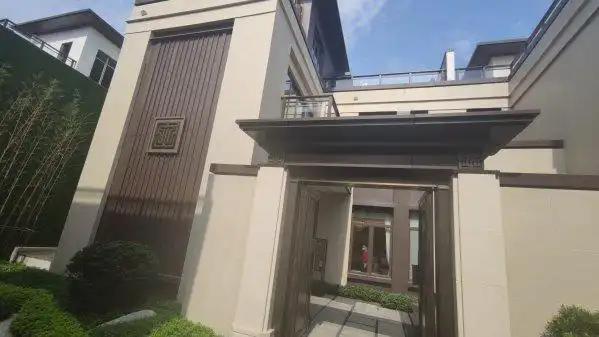 (龙光江南院子别墅)70年联排别墅四层 有院子有露台地下车库