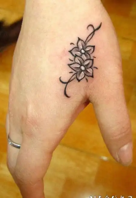 手背上的小樱花纹身