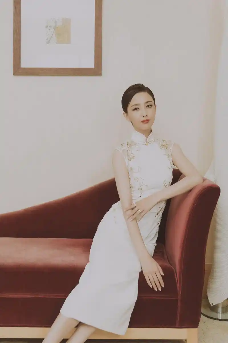 今晚,丫总身穿金色花纹装饰的白底旗袍惊喜现身岳云鹏相声专场,端庄