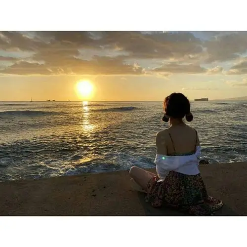 想求一个林娜琏在海边的背影图以前的头像可是找不回来了