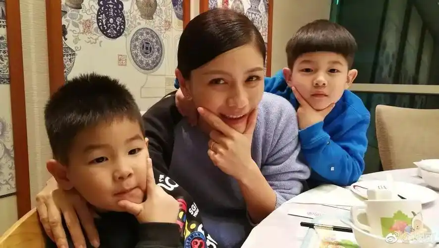 黄晓明baby带儿子游迪士尼 网友:小海绵好萌呀!