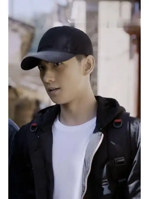 杨洋   棒球帽出境有点高,这是一组杨不修,全片无修图无美颜无滤镜