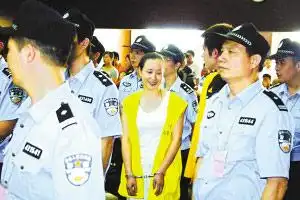 社会新闻 社会要闻 世态万象  永州涉黑团伙听判女犯竟然面露笑容