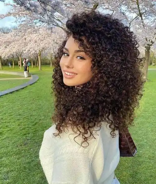 爆款羊毛卷长发来袭,蓬松瘦脸绝佳选择,尽显性感魅力_发型_时尚_造型