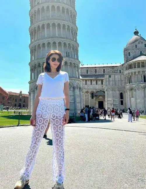 黎姿的这条裤子一般人不敢穿,太暴露身材和肤色了.